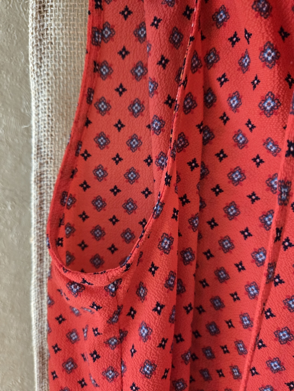 NWOT Women's Bobeau Red Sleeveless Tie V Neck Print Camisole Diamond Paisley L - Picture 6 of 11